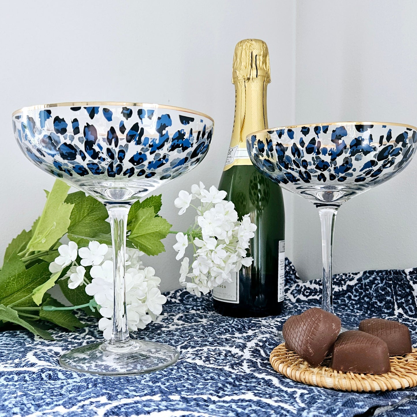 Frida set of 2 cocktail glasses with blue leopard print detail and gold rim