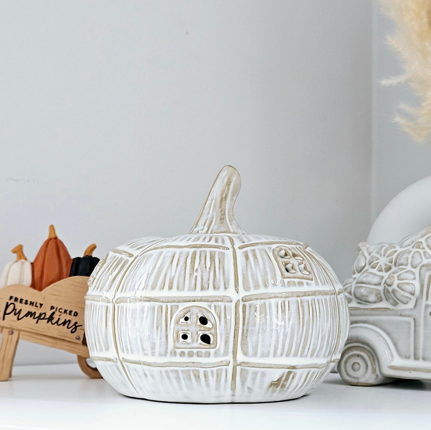 Returning June - Led Pumpkin House