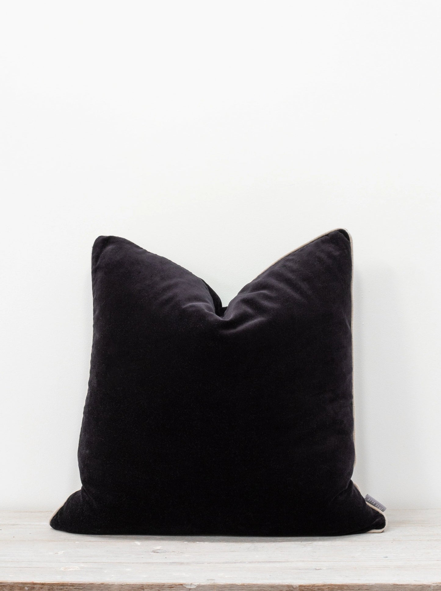  Unari Velvet Cushion - Black 50x50