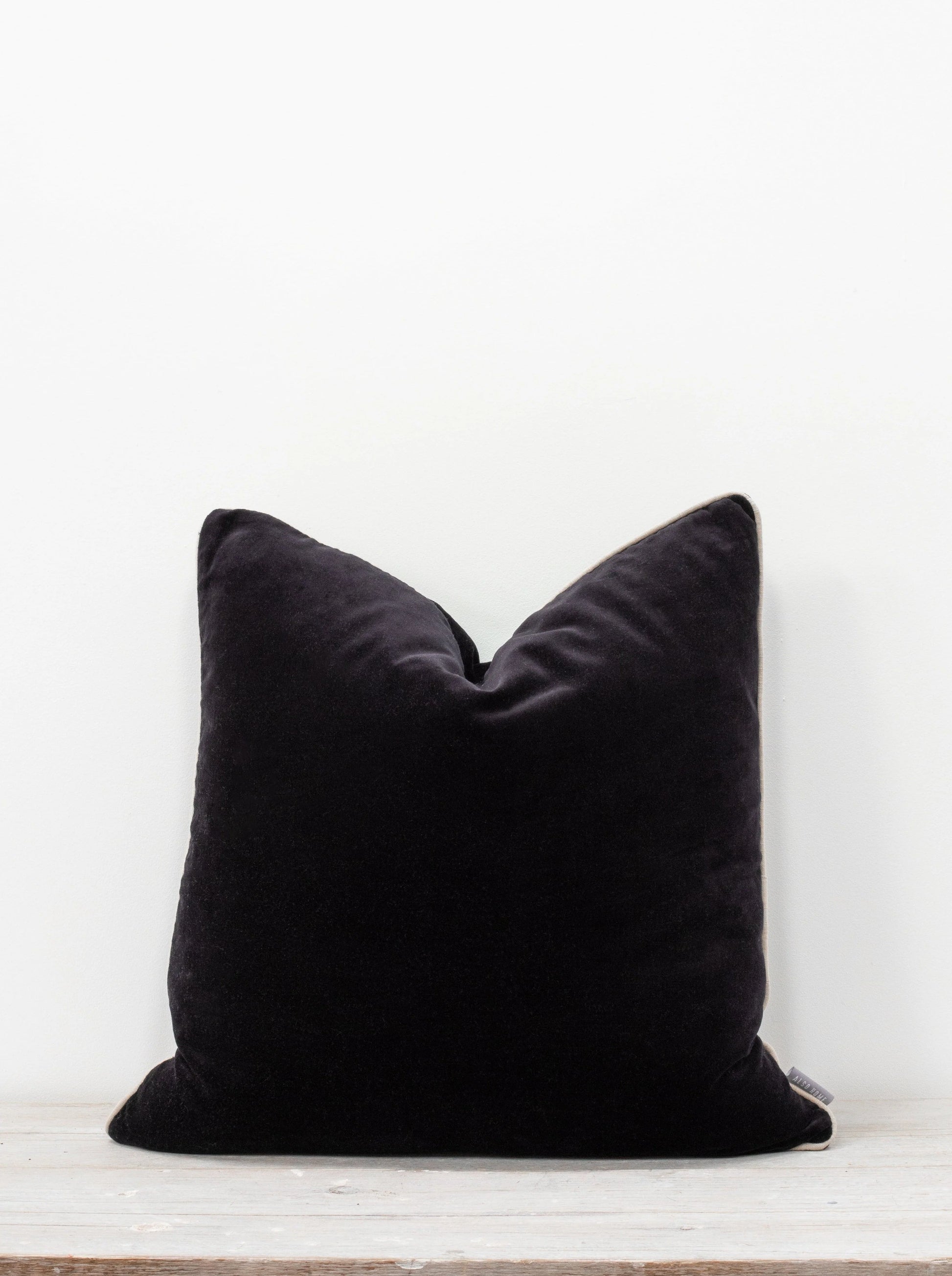  Unari Velvet Cushion - Black 50x50
