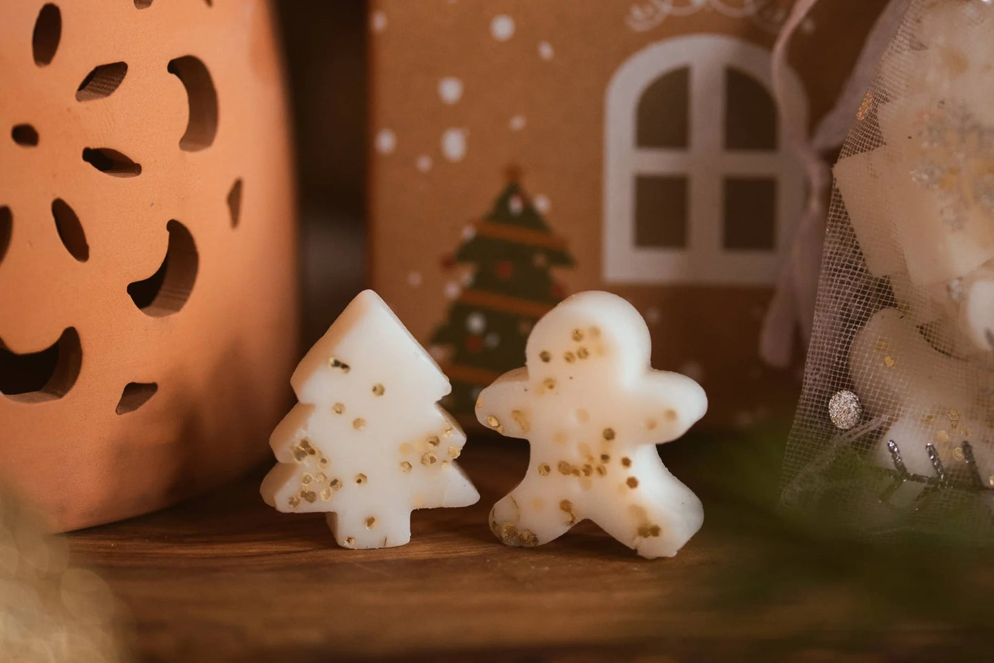 Gingerbread and christmas tree meleria and maple wax melts with glitter 20 in a gingerbread house box 