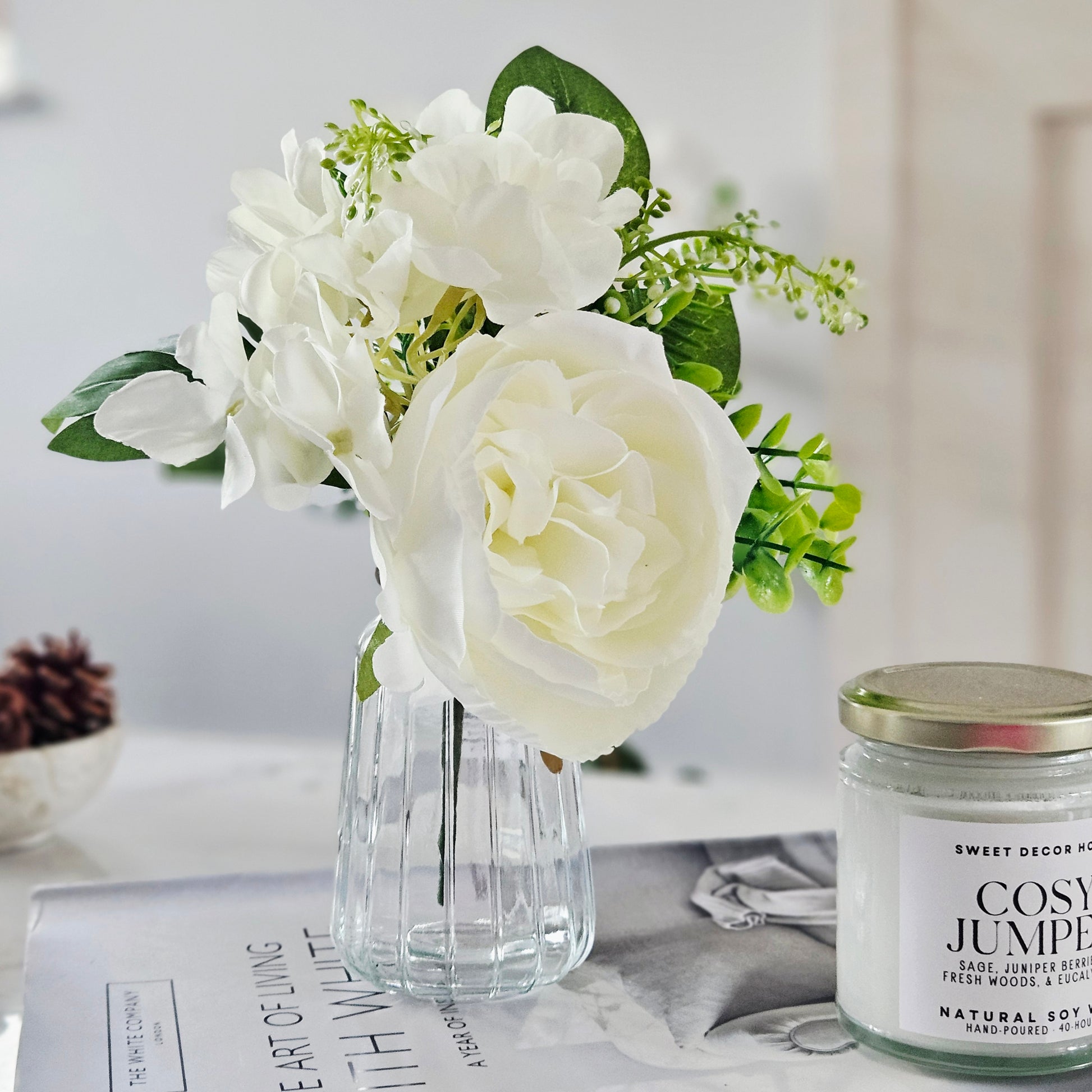 Clear glass vase with white rose flowers 