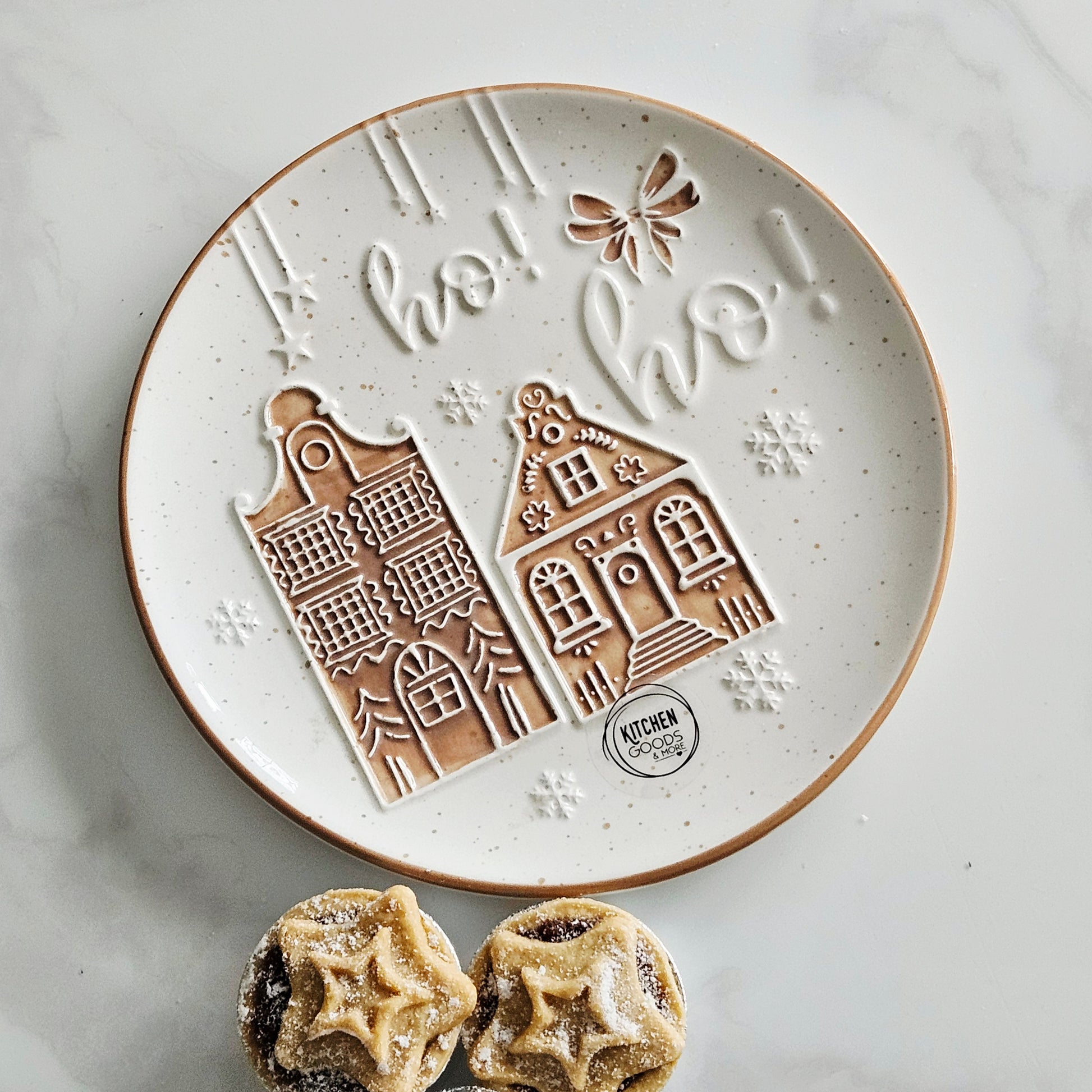 decorative gingerbread house side plate with ho ho and snowflakes 21cm