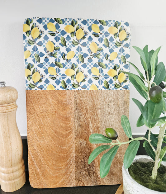 Wooden mango wood 41cm cutting board with a lemon pattern